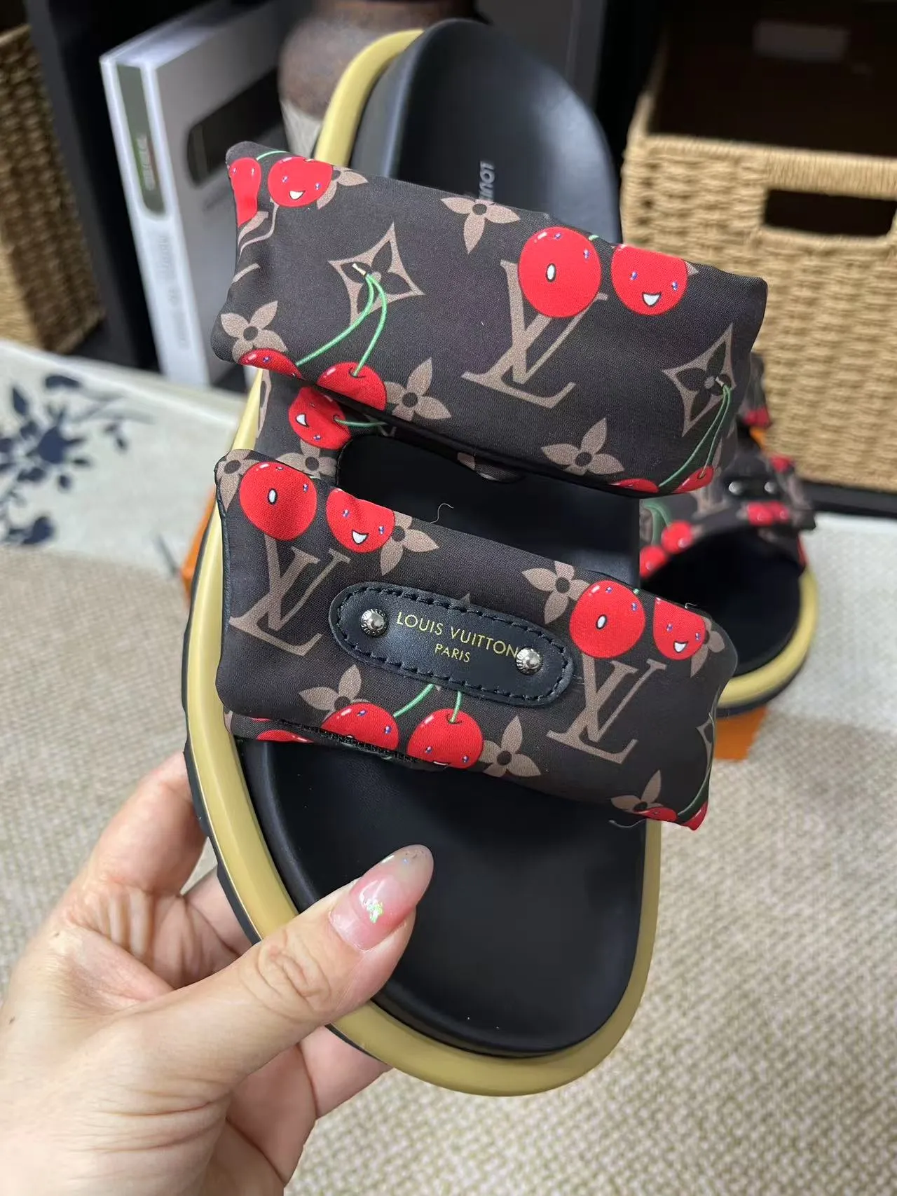 P340 yuan LV Louis Vuitton Full of high-end feel! A popular model among bloggers at home and abroad, it’s retro and fashionable, and looks stunning on your feet! Mainly recommended model on the official website★ ━━━━━ ЅᏇєєt ━━━━━ ▪️Upper: original calfskin ➕5D printing process ▪️Inner: imported mixed sheepskin ▪️Outsole: original molded foam outsole ▪️Size: Female 35-40 Men's 39-44 (women's 41 men's 45)